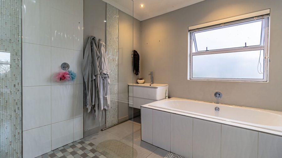 4 Bedroom Property for Sale in Dennegeur Western Cape